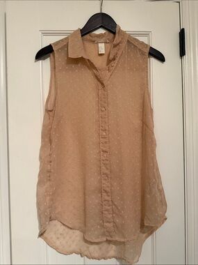 Sleeveless Dot-Texture Button Front Blouse in Soft Blush color